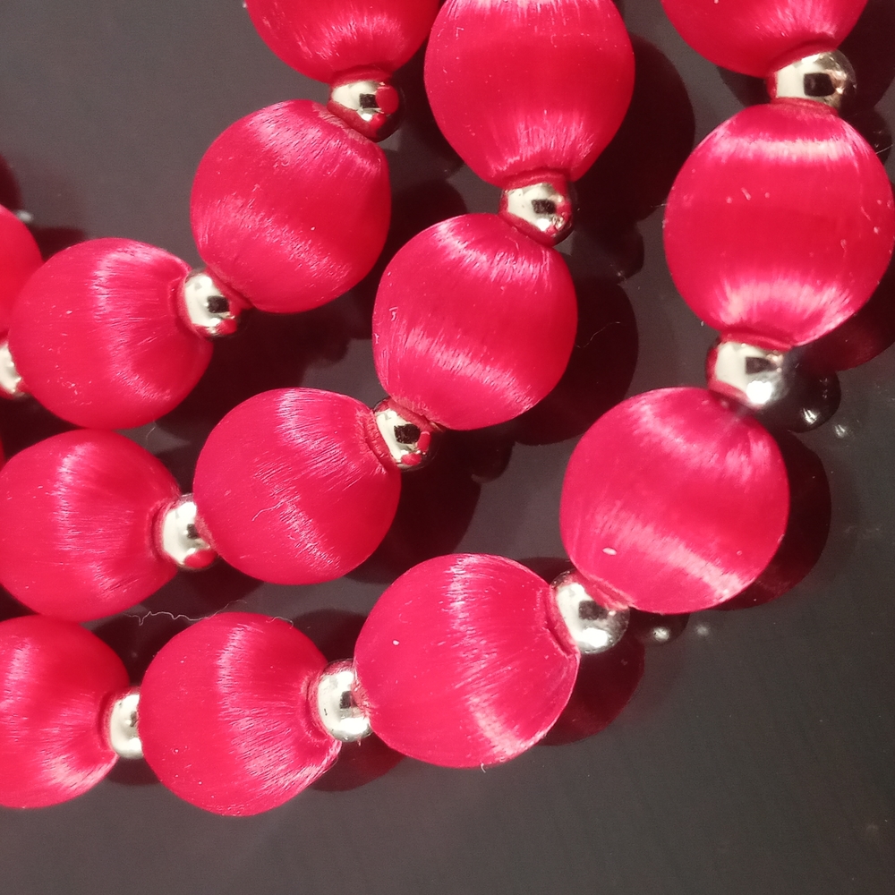 Vibrant * Red and Gold Beaded Necklace. Excellent Condition Bg220 A
